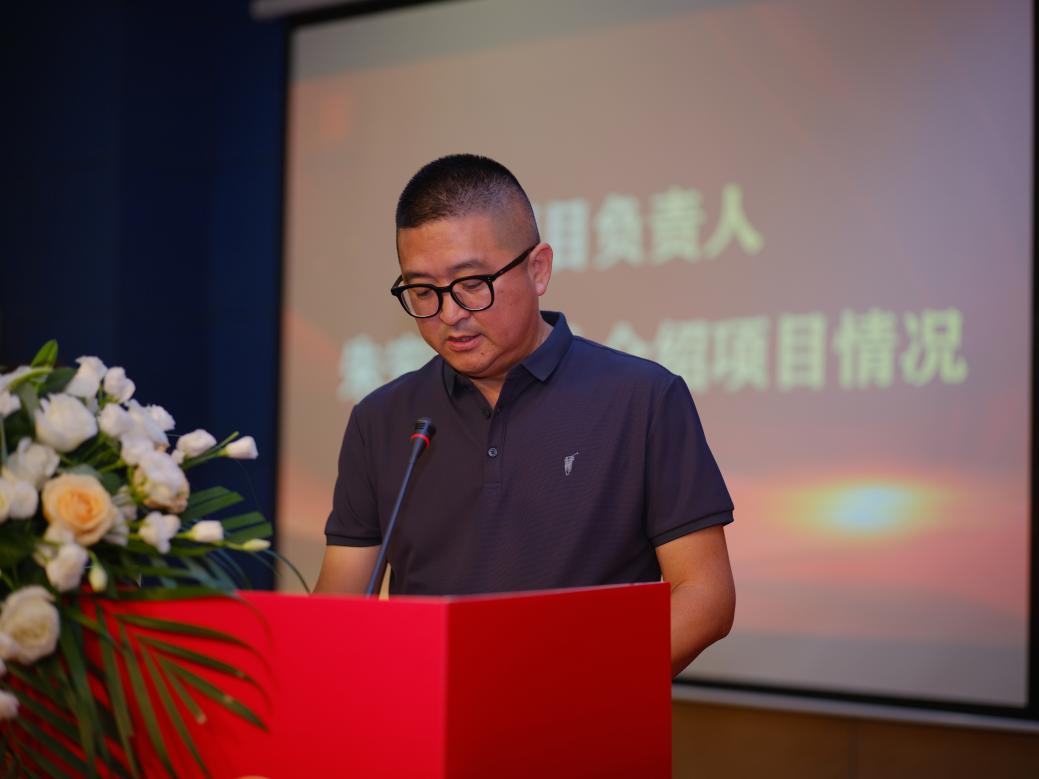 图8 项目负责人、伟德国际victor1946副经理朱宏轩教授介绍项目情况